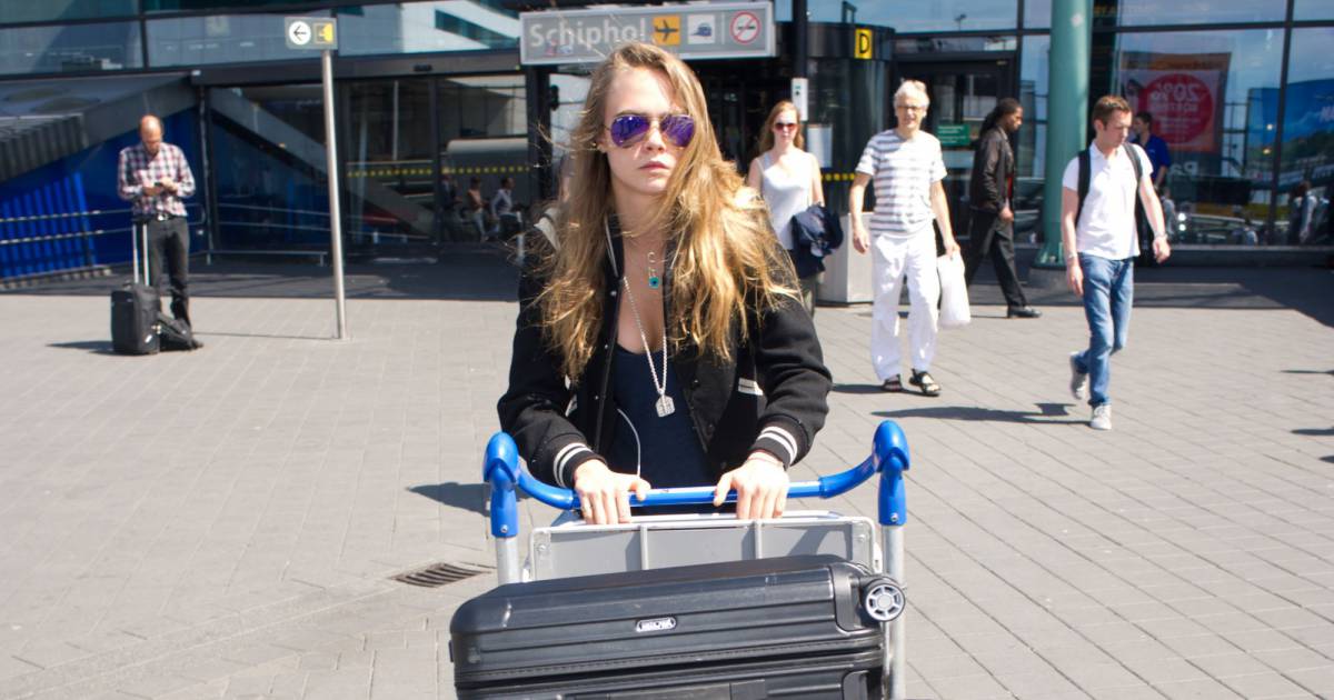 Cara Delevingne à la sortie de l'aéroport d'Amsterdam le ...