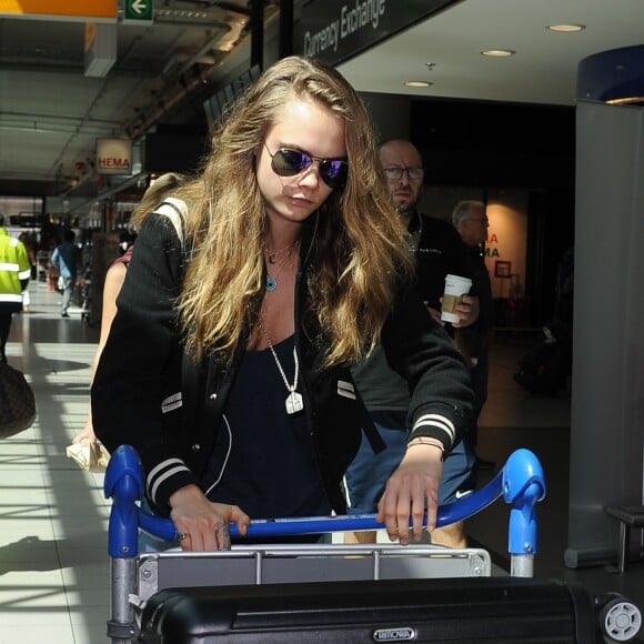 Cara Delevingne à la sortie de l'aéroport d'Amsterdam le 1er juillet 2015  