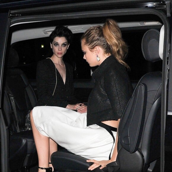 Cara Delevingne et sa copine Annie Clark (St. Vincent) arrivent au dîner Chanel Vanity Fair au restaurant "Chez Tétou" à Antibes le 20 mai 2015  