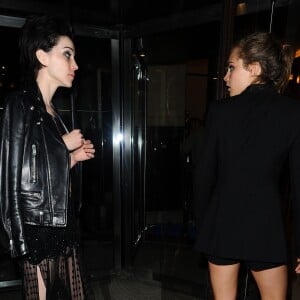 Cara Delevingne et la chanteuse St Vincent (Annie Clark) - People à la sortie du Gotha Club lors du 68ème festival international du film de Cannes. Le 20 mai 2015  