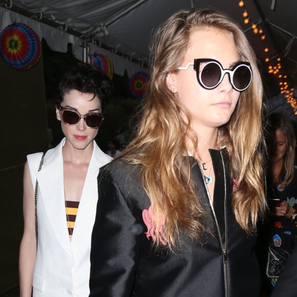 Cara Delevingne et sa petite-amie Annie Clark (St. Vincent) - Arrivée des people à la présentation de la nouvelle collection de Stella McCartney à New York, le 8 juin 2015.  