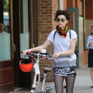 Annie Clark (St.Vincent), la petite-amie de Cara Delevingne, en vélo à la sortie de l'hôtel Greenwich à New York, le 10 juin 2015.  