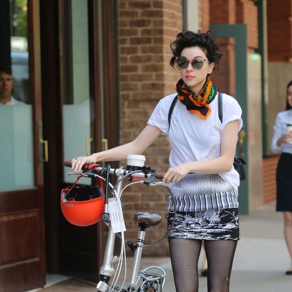 Annie Clark (St.Vincent), la petite-amie de Cara Delevingne, en vélo à la sortie de l'hôtel Greenwich à New York, le 10 juin 2015.  