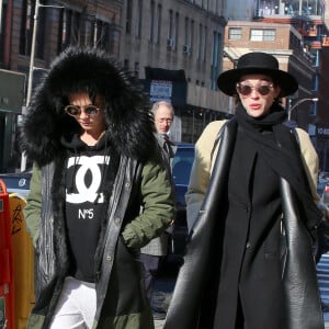 Cara Delevingne dans les rues de New York avec Annie Clark, le 2 mars 2015