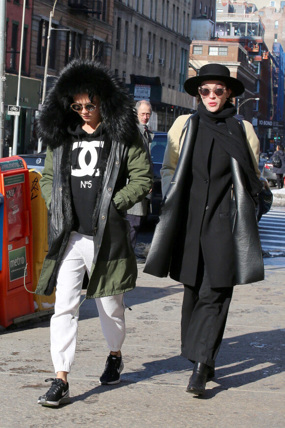 Cara Delevingne dans les rues de New York avec Annie Clark, le 2 mars 2015