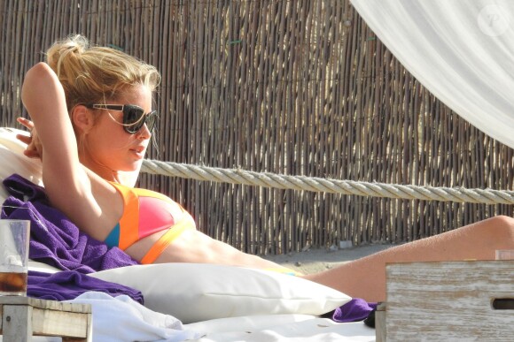 Doutzen Kroes et son mari Sunnery James profitent d'une journée plage à Ibiza le 21 juillet 2015
