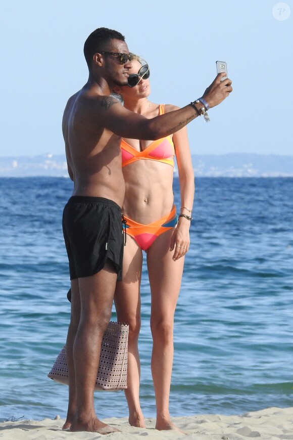 Doutzen Kroes et son mari Sunnery James profitent d'une journée plage à Ibiza le 21 juillet 2015