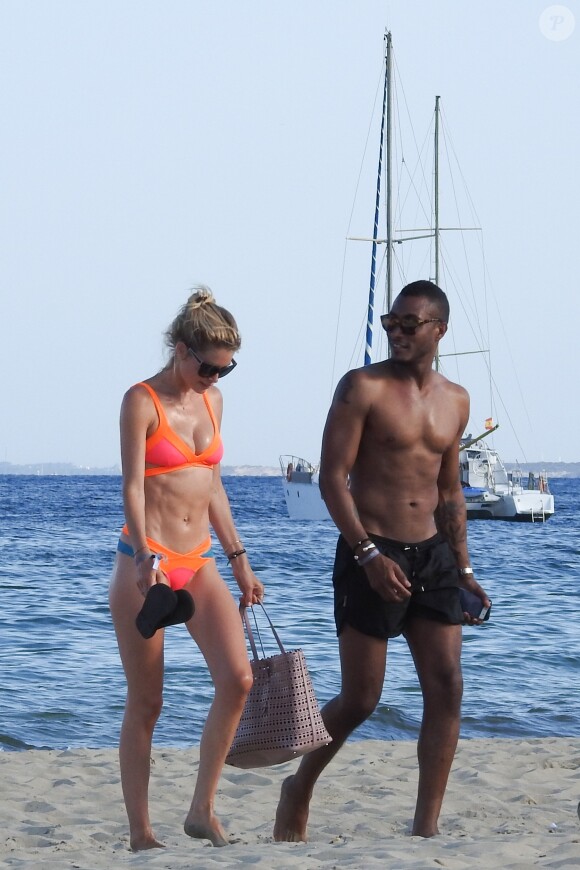 Doutzen Kroes et son mari Sunnery James profitent d'une journée plage à Ibiza le 21 juillet 2015