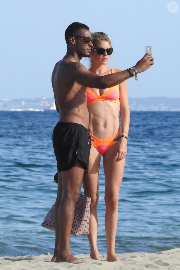 Doutzen Kroes et son mari Sunnery James profitent d'une journée plage à Ibiza le 21 juillet 2015