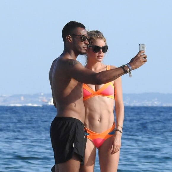 Doutzen Kroes et son mari Sunnery James profitent d'une journée plage à Ibiza le 21 juillet 2015