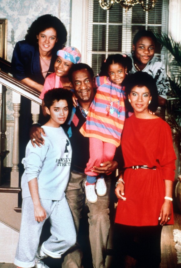 Bill Cosby entouré du casting du Cosby Show, le 30 novembre 1986 à Los Angeles