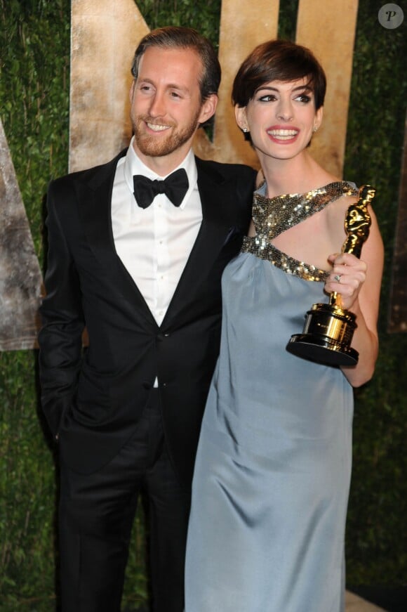 Adam Shulman et Anne Hathaway - Vanity Fair Oscar Party à Hollywood le 25 février 2013.