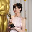Anne Hathaway (robe Prada), Oscar de la meilleure actrice dans un second rôle pour "Les Misérables" aux Oscars 2013 à Hollywood, le 24 février 2013.