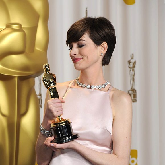 Anne Hathaway (robe Prada), Oscar de la meilleure actrice dans un second rôle pour "Les Misérables" aux Oscars 2013 à Hollywood, le 24 février 2013.