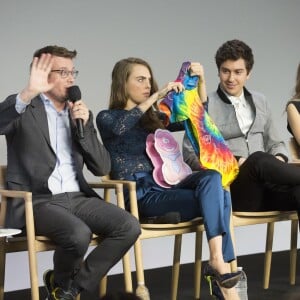 Cara Delevingne, John Green, Nat Wolff et Halston Sage prennent part au Q&A du cast de 'La face cachée de Margo' au magasin Apple, à SoHo. New York, le 21 juillet 2015.