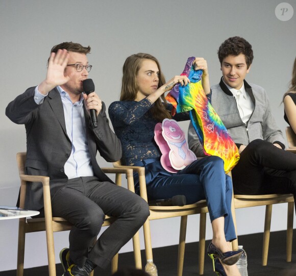 Cara Delevingne, John Green, Nat Wolff et Halston Sage prennent part au Q&A du cast de 'La face cachée de Margo' au magasin Apple, à SoHo. New York, le 21 juillet 2015.