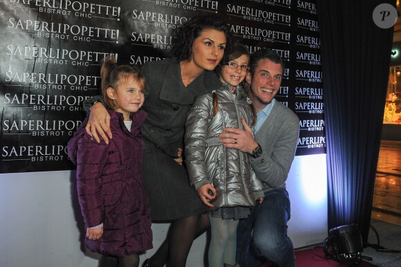 Norbert Tarayre, ses filles Gayane et Laly, et sa femme Amandine - Inauguration du restaurant "Saperlipopette!" de Norbert Tarayre à Puteaux, le 17 novembre 2014.