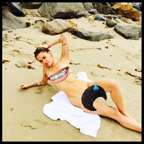 Miley Cyrus complètement nue à la plage / juillet 2015