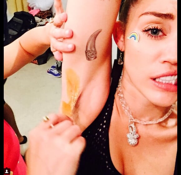 Miley Cyrus s'épile enfin les aisselles / juillet 2015