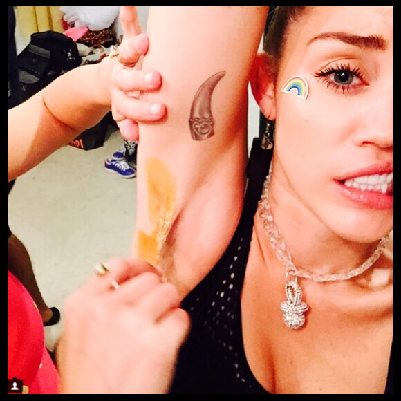 Miley Cyrus s'épile enfin les aisselles / juillet 2015