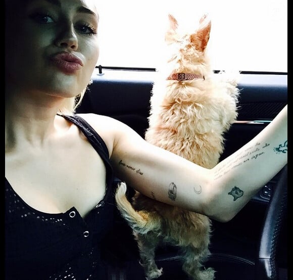 Miley Cyrus dans sa voiture / juillet 2015