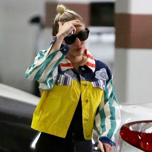 Exclusif - Miley Cyrus se promène dans les rues de Encino, le 21 juillet 2015