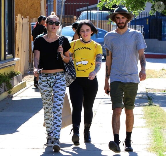Miley Cyrus est allée déjeuner avec des amis au restaurant « Midori Sushi » à Studio City, le 3 juillet 2015