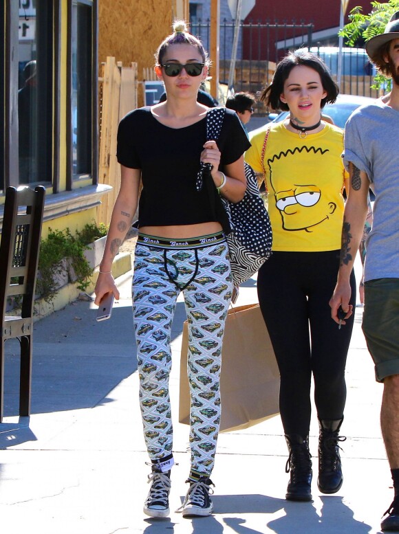 Miley Cyrus est allée déjeuner avec des amis au restaurant « Midori Sushi » à Studio City, le 3 juillet 2015 