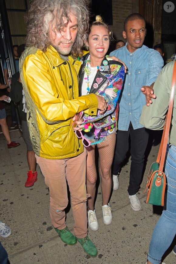 Miley Cyrus et  Wayne Coyne, du groupe Flaming Lips, à la sortie d'un club dans le quartier de Soho House à New York, le 17 juin 2015