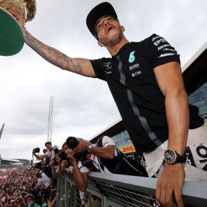 Lewis Hamilton après sa victoire au Grand Prix de Grande-Bretagne sur le circuit de Silverstone, le 5 juillet 2015