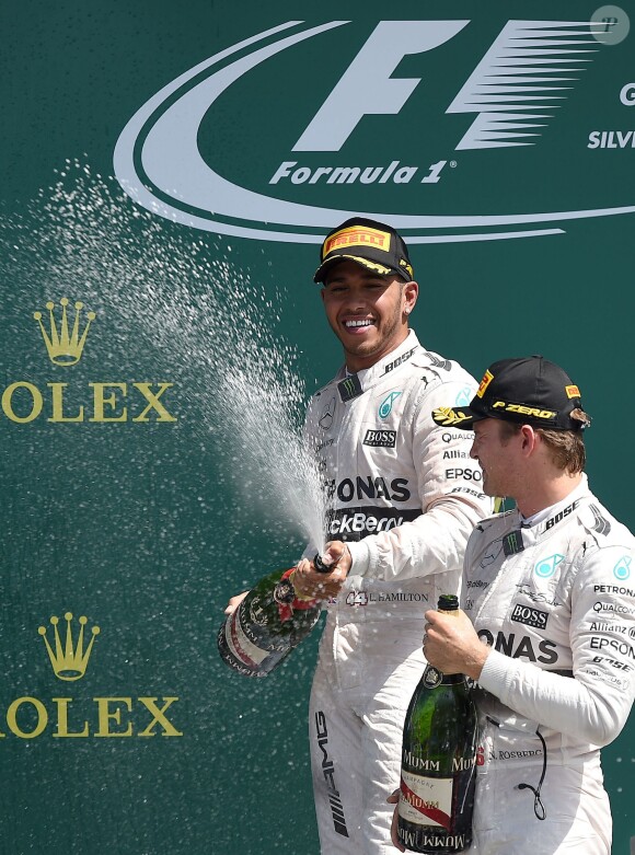 Lewis Hamilton avec Nico Rosberg sur le podium du Grand Prix de Grande-Bretagne sur le circuit de Silverstone, le 5 juillet 2015