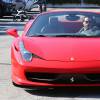 Scott Disick dans la rue à Malibu, le 20 juin 2015. Après avoir posé avec des fans pour des photos, il est parti au volant de sa voiture une Ferrari rouge.