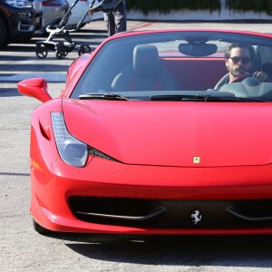 Scott Disick dans la rue à Malibu, le 20 juin 2015. Après avoir posé avec des fans pour des photos, il est parti au volant de sa voiture une Ferrari rouge.