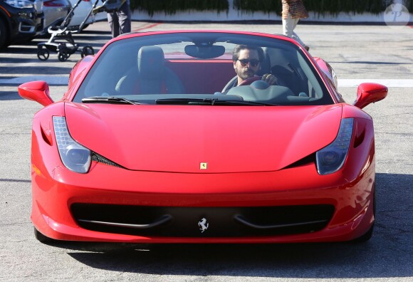Scott Disick dans la rue à Malibu, le 20 juin 2015. Après avoir posé avec des fans pour des photos, il est parti au volant de sa voiture une Ferrari rouge.