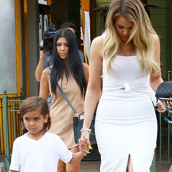 Kourtney and Khloe Kardashian en compagnie de Mason et Kris Jenner vont déjeuner au Jinky's Kanan Cafe à Agoura Hills, Los Angeles, le 21 juillet 2015