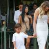 Kourtney and Khloe Kardashian en compagnie de Mason et Kris Jenner vont déjeuner au Jinky's Kanan Cafe à Agoura Hills, Los Angeles, le 21 juillet 2015