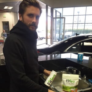 Sur Instagram, Scott Disick vante les mérites de Fit Tea une marque healthy / juillet 2015