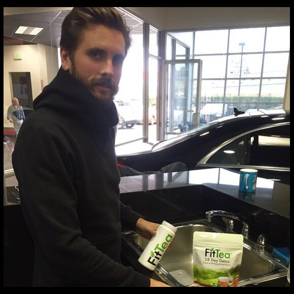 Sur Instagram, Scott Disick vante les mérites de Fit Tea une marque healthy / juillet 2015