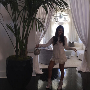 Kourtney Kardashian arrose les plantes de sa soeur Khloe en son absence / juillet 2015