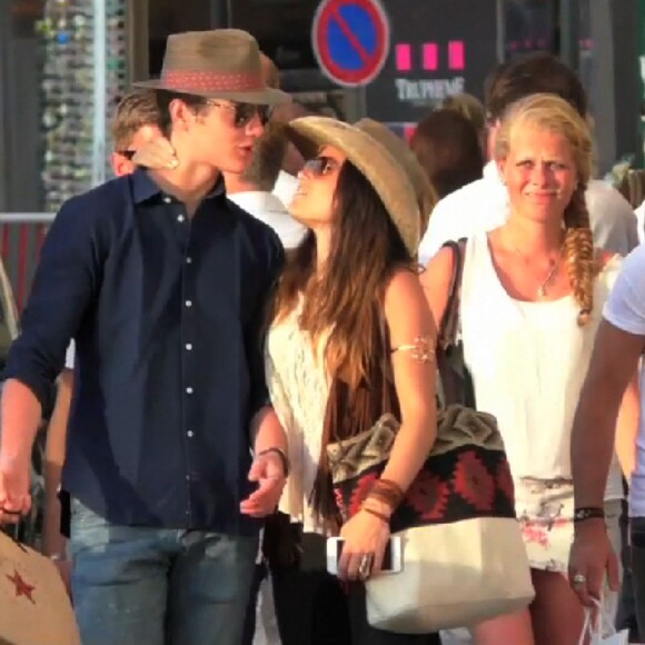 Exclusif - Louis Sarkozy et sa nouvelle compagne Capucine Anav s'embrassent lors d'une après-midi shopping puis vont dîner dans un restaurant à Saint-Tropez le 23 juillet 2015.
