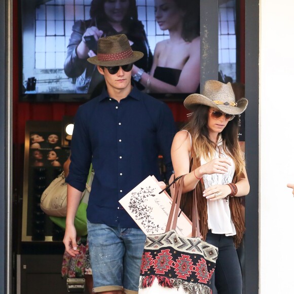 Louis Sarkozy et sa nouvelle compagne Capucine Anav font du shopping et vont dîner dans un restaurant à Saint-Tropez le 23 juillet 2015.