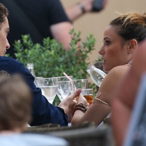 Louis Sarkozy et sa nouvelle compagne Capucine Anav font du shopping et vont dîner dans un restaurant à Saint-Tropez le 23 juillet 2015.