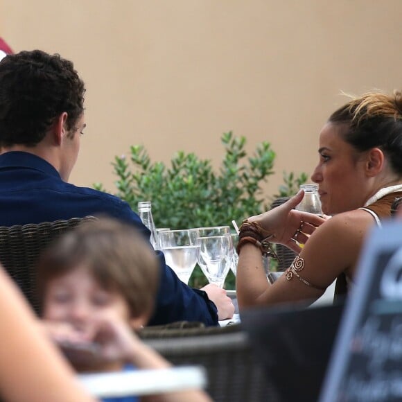 Louis Sarkozy et sa nouvelle compagne Capucine Anav font du shopping et vont dîner dans un restaurant à Saint-Tropez le 23 juillet 2015.