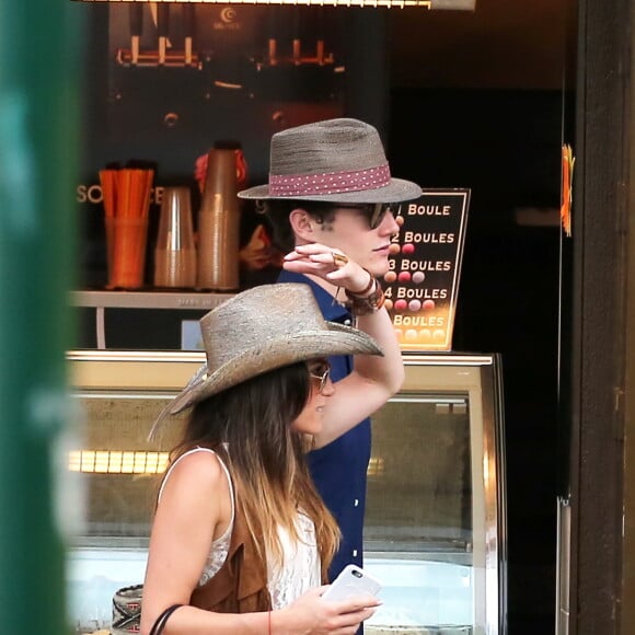 Louis Sarkozy et sa nouvelle compagne Capucine Anav font du shopping et vont dîner dans un restaurant à Saint-Tropez le 23 juillet 2015.