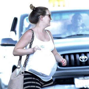 Exclusif - Leighton Meester, enceinte, va déjeuner au restaurant Casa Vega avec une amie à Los Angeles, le 15 juillet 2015.