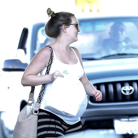 Exclusif - Leighton Meester, enceinte, va déjeuner au restaurant Casa Vega avec une amie à Los Angeles, le 15 juillet 2015.