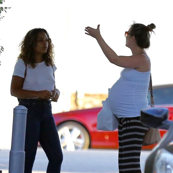 Exclusif - Leighton Meester, enceinte, va déjeuner au restaurant Casa Vega avec une amie à Los Angeles, le 15 juillet 2015.