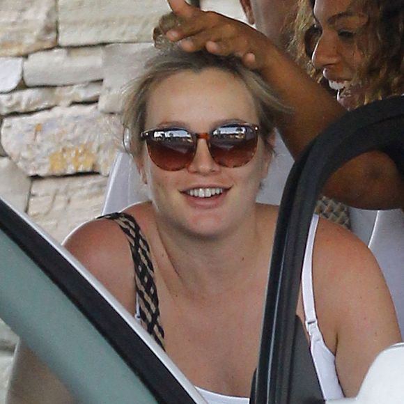 Exclusif - Leighton Meester, enceinte, va déjeuner au restaurant Casa Vega avec une amie à Los Angeles, le 15 juillet 2015.