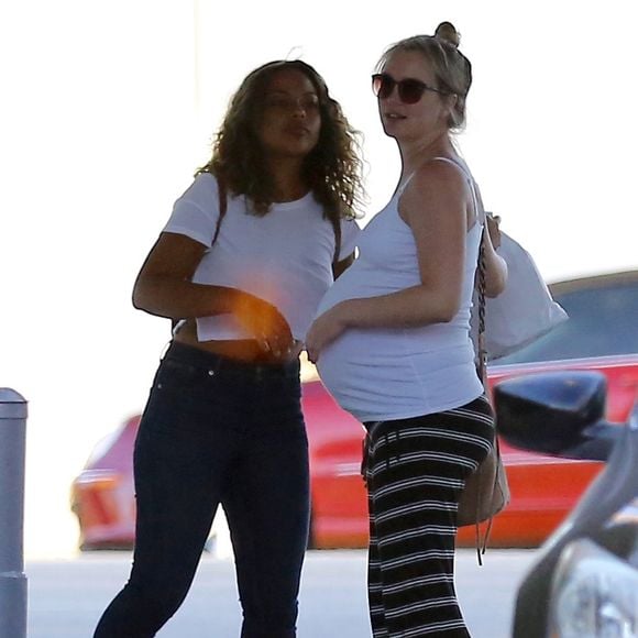 Exclusif - Leighton Meester, enceinte, va déjeuner au restaurant Casa Vega avec une amie à Los Angeles, le 15 juillet 2015.