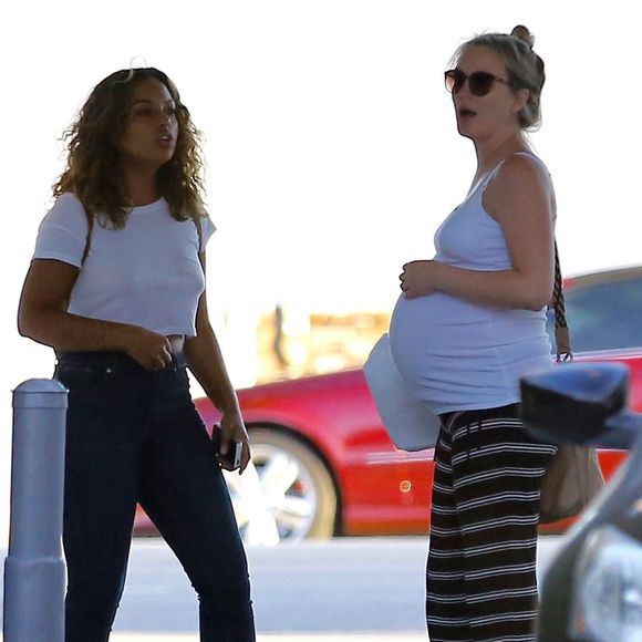 Exclusif - Leighton Meester, enceinte, va déjeuner au restaurant Casa Vega avec une amie à Los Angeles, le 15 juillet 2015.